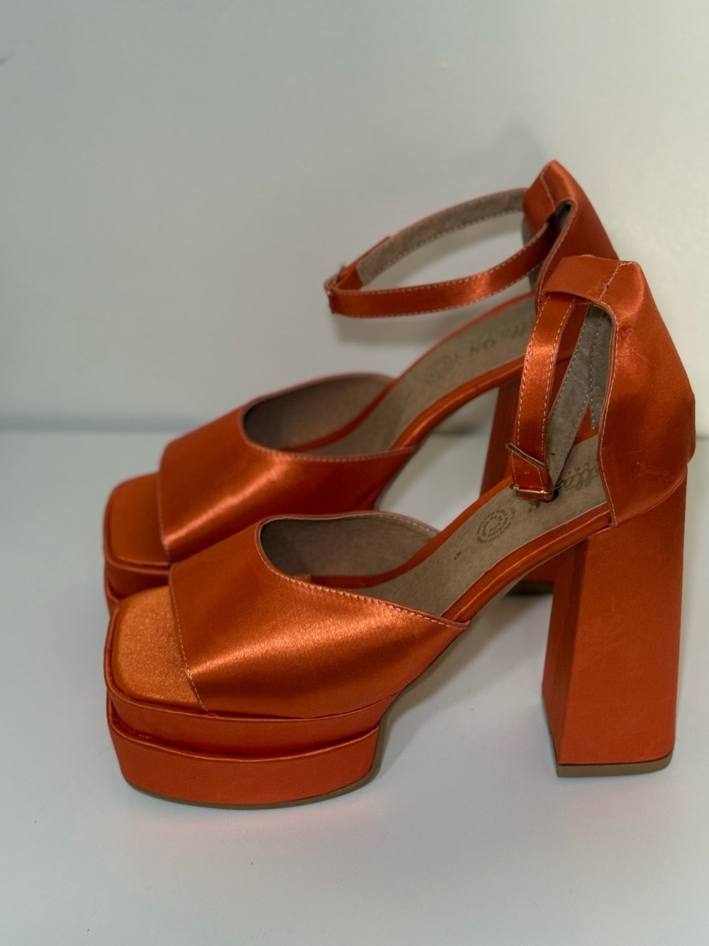 NWOT ! Orange Satin Platform Block Heel Sandals Size 9 Party Cocktail